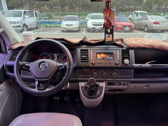 VW T6 CARAVELLE LWB手排 倒車雷達/恆溫空調/第三排座椅 原版件 稀有的商務車 定期保養已認證  第11張相片