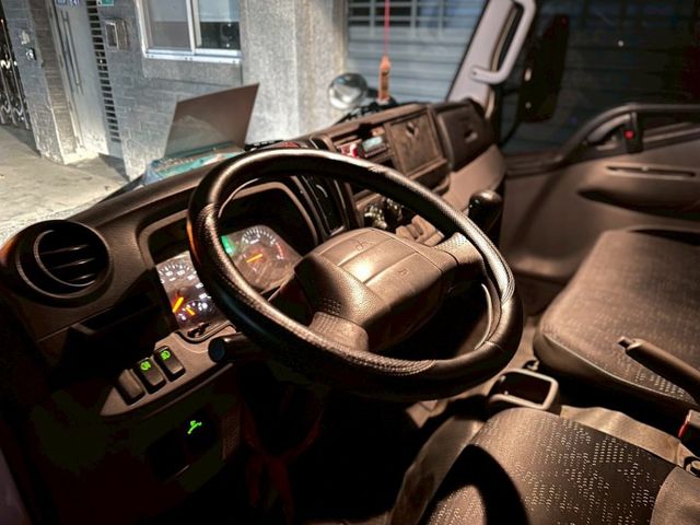 CANTER 3.5噸 11尺 三面帆布 載貨 做生意都很適合 好幫手 原版件 定期保養 已認證  第7張相片