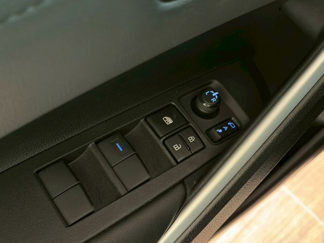 Cross 油電 豪華 跟車/數位儀表/IKEY免鑰匙/恆溫/定速/胎壓偵測 定期保養 已認證  第12張相片