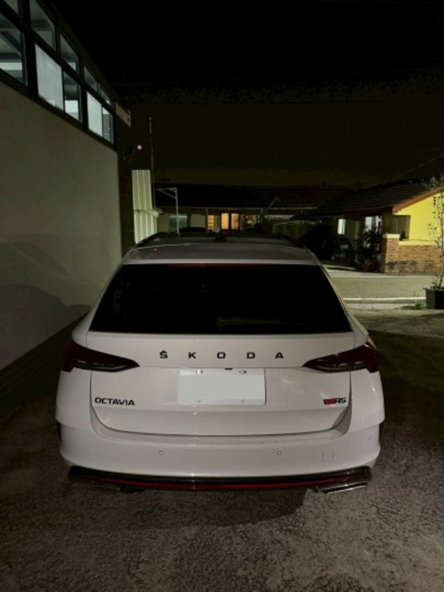 Octavia Combi RS ACC跟車/車偏/三區恆溫/RS專屬套件/全景天窗/數位儀表 原版件 定期保養 已認證  第4張相片