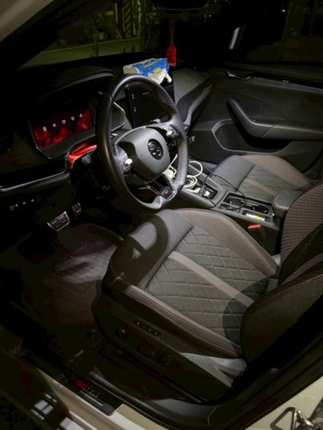 Octavia Combi RS ACC跟車/車偏/三區恆溫/RS專屬套件/全景天窗/數位儀表 原版件 定期保養 已認證  第5張相片