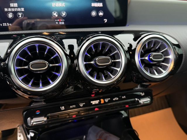 A180 5D運動版 23p跟車/車道維持/Carplay/環景影像/盲點/AMG專屬套件  原版件 定期保養 已認證  第15張相片