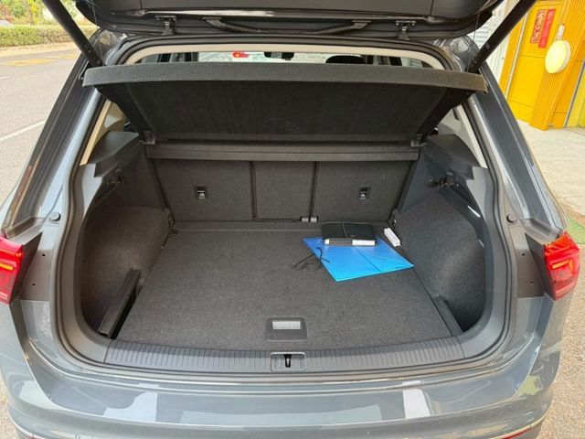 Tiguan 330TSI ACC跟車/抬顯/電尾門/環景/Carplay/三區恆溫/導航 原版件 定期保養 已認證  第3張相片