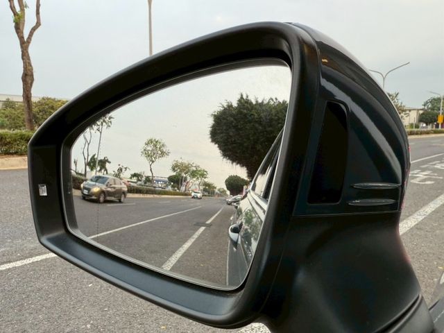 Tiguan 330TSI ACC跟車/抬顯/電尾門/環景/Carplay/三區恆溫/導航 原版件 定期保養 已認證  第5張相片