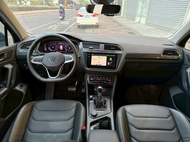 Tiguan 330TSI ACC跟車/抬顯/電尾門/環景/Carplay/三區恆溫/導航 原版件 定期保養 已認證  第9張相片