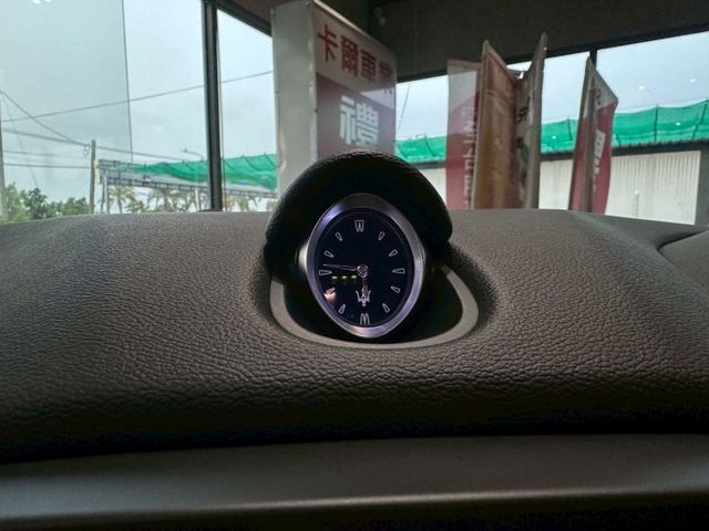 Ghibli 3.0 IKEY免鑰匙/恆溫空調/跑車時鐘/電動天窗/Carplay/紅色卡鉗 原版件 定期保養  第17張相片