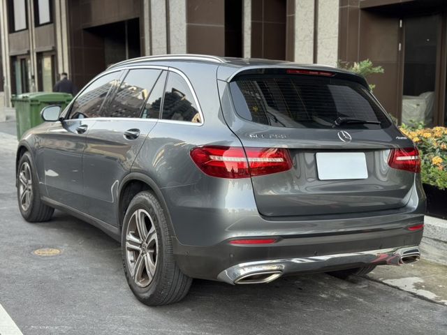 GLC250 SUV 4MATIC 23P跟車/車偏/車道維持/環景/電尾門/盲點 原版件 定期保養  第4張相片