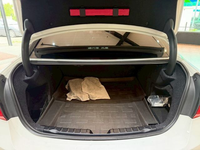 318i Sedan 5AS/盲點/車偏/IKEY免鑰匙/恆溫空調/定速巡航/LED頭燈 原版件 定期保養  第3張相片