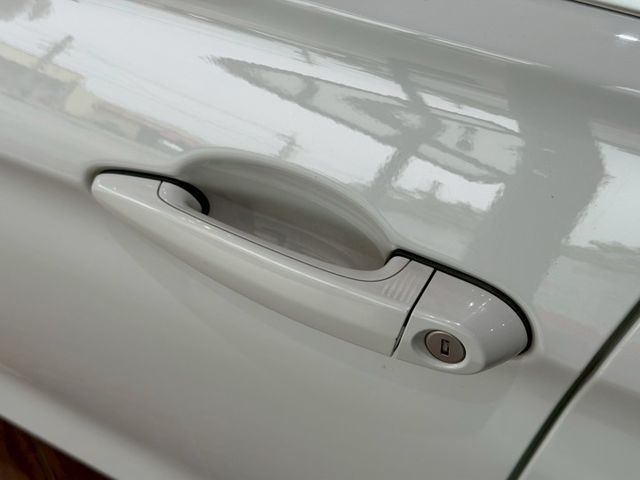 318i Sedan 5AS/盲點/車偏/IKEY免鑰匙/恆溫空調/定速巡航/LED頭燈 原版件 定期保養  第4張相片