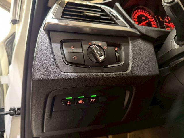 318i Sedan 5AS/盲點/車偏/IKEY免鑰匙/恆溫空調/定速巡航/LED頭燈 原版件 定期保養  第10張相片