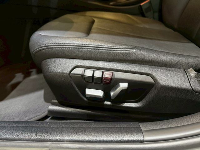 318i Sedan 5AS/盲點/車偏/IKEY免鑰匙/恆溫空調/定速巡航/LED頭燈 原版件 定期保養  第13張相片