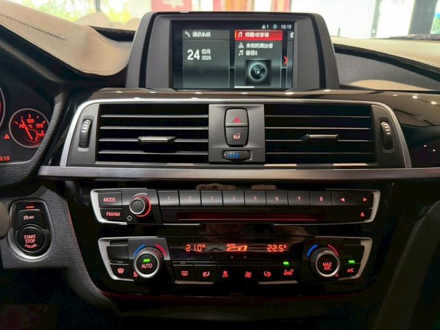 318i Sedan 5AS/盲點/車偏/IKEY免鑰匙/恆溫空調/定速巡航/LED頭燈 原版件 定期保養  第15張相片