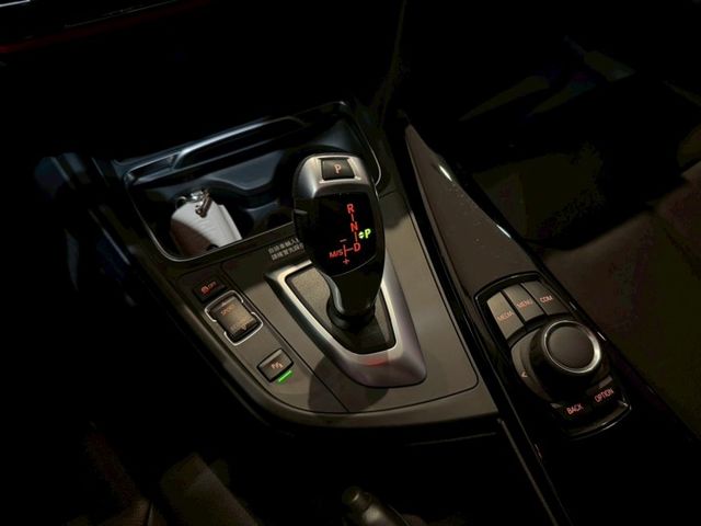 318i Sedan 5AS/盲點/車偏/IKEY免鑰匙/恆溫空調/定速巡航/LED頭燈 原版件 定期保養  第16張相片
