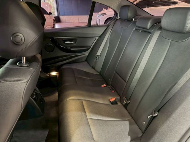 318i Sedan 5AS/盲點/車偏/IKEY免鑰匙/恆溫空調/定速巡航/LED頭燈 原版件 定期保養  第17張相片