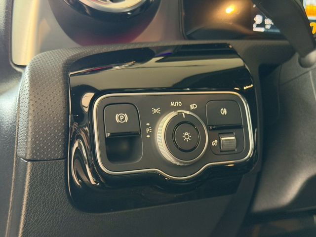 A180 5D運動版 23p跟車/車道維持/Carplay/環景影像/盲點/AMG專屬套件  原版件 定期保養 已認證  第11張相片