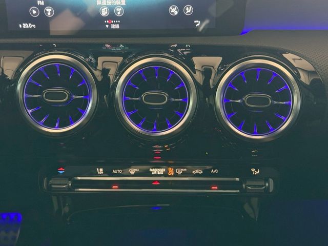 A180 5D運動版 23p跟車/車道維持/Carplay/環景影像/盲點/AMG專屬套件  原版件 定期保養 已認證  第19張相片