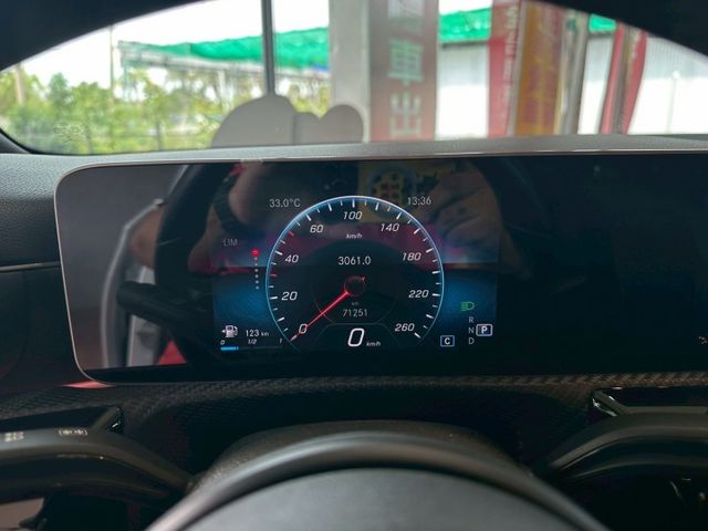 A180 5D 總代理 IKEY免鑰匙/盲點/氣氛燈/環景影像/電子後視鏡/自動停車 原版件 定期保養  第20張相片