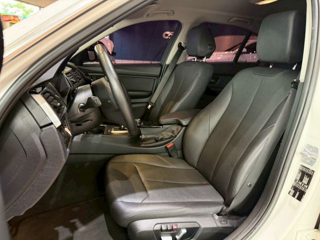 318i Sedan 5AS/盲點/車偏/IKEY免鑰匙/恆溫空調/定速巡航/LED頭燈 原版件 定期保養  第6張相片