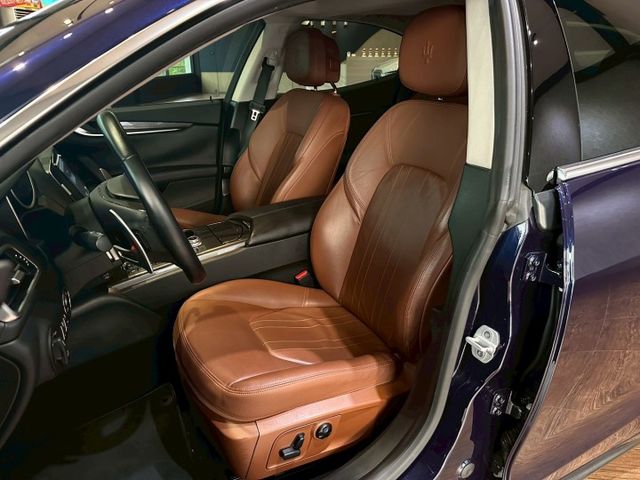 Ghibli 3.0 IKEY免鑰匙/恆溫空調/跑車時鐘/電動天窗/Carplay/紅色卡鉗 原版件 定期保養  第7張相片