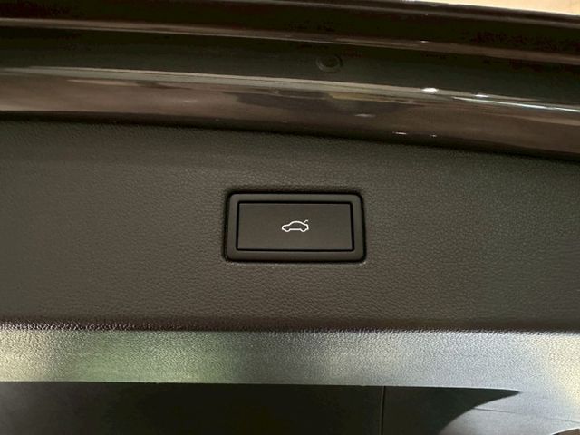 Tiguan 330TSI ACC跟車/抬顯/電尾門/環景/Carplay/三區恆溫/導航 原版件 定期保養 已認證  第4張相片
