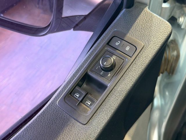VW T6 CARAVELLE LWB手排 倒車雷達/恆溫空調/第三排座椅 原版件 稀有的商務車 定期保養已認證  第11張相片