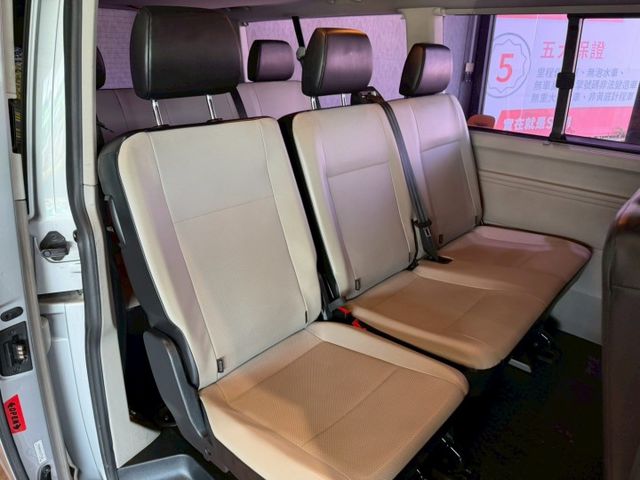 VW T6 CARAVELLE LWB手排 倒車雷達/恆溫空調/第三排座椅 原版件 稀有的商務車 定期保養已認證  第16張相片