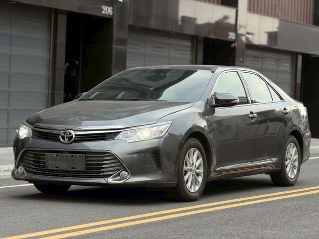 2018 Toyota Camry 2.0 尊爵版 IKEY免鑰匙/恆溫空調/駕駛電動椅/電動天窗/安卓機 定期保養  第1張相片