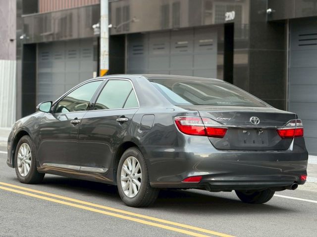 2018 Toyota Camry 2.0 尊爵版 IKEY免鑰匙/恆溫空調/駕駛電動椅/電動天窗/安卓機 定期保養  第2張相片