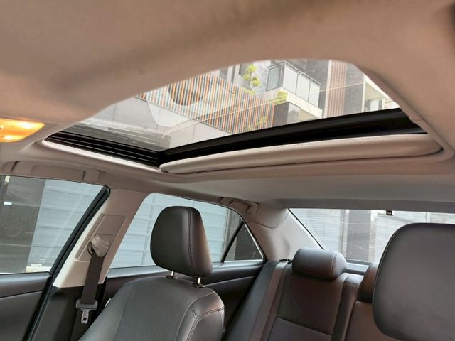 2018 Toyota Camry 2.0 尊爵版 IKEY免鑰匙/恆溫空調/駕駛電動椅/電動天窗/安卓機 定期保養  第10張相片