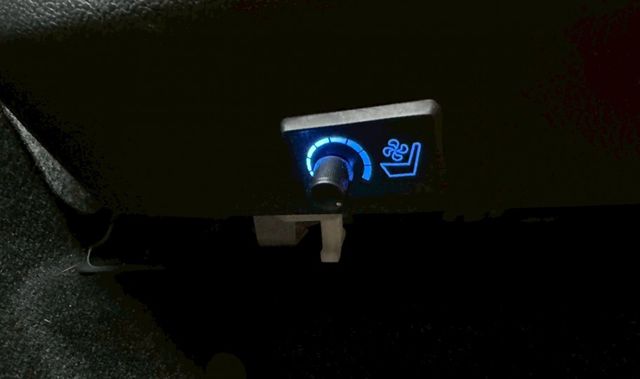 Camry 2.0尊爵 ACC跟車/車道維持/盲點/Carplay/雙前通風椅/電動椅/M1魚眼頭燈 原版件 定期保養  第14張相片