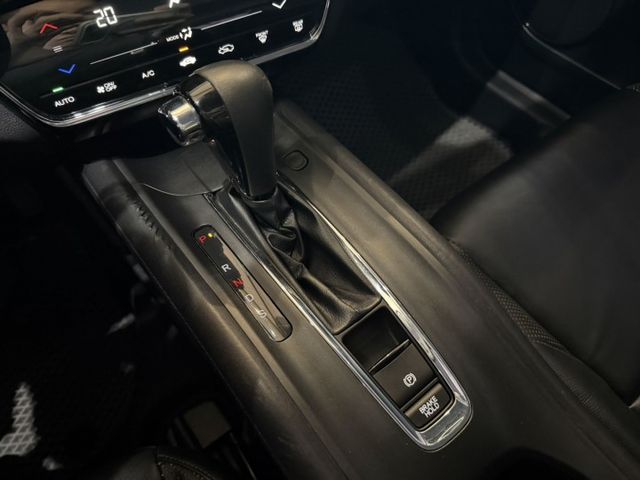 HR-V 1.8 S  IKEY免鑰匙啟閉/恆溫空調/安卓機/Carplay/倒車雷達 定期保養  第18張相片
