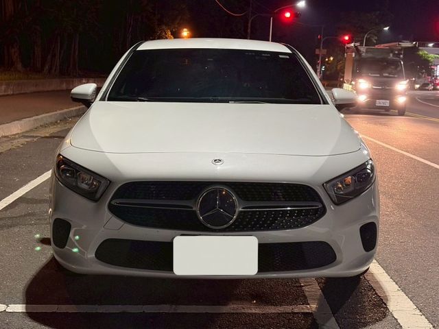 A180 Sedan 盲點/氣氛燈/Carplay/雙液晶/自動停車輔助/電動座椅/IKEY免鑰匙 定期保養  第2張相片