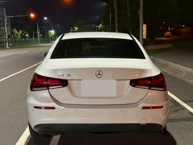 A180 Sedan 盲點/氣氛燈/Carplay/雙液晶/自動停車輔助/電動座椅/IKEY免鑰匙 定期保養  第4張相片