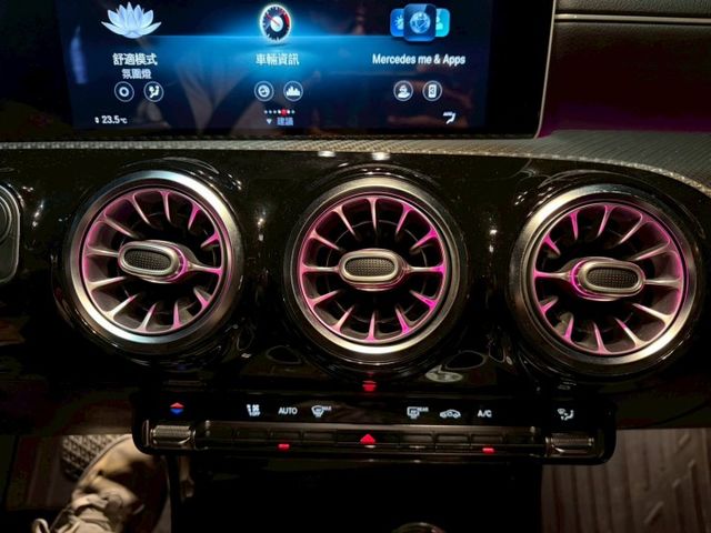 A180 Sedan 盲點/氣氛燈/Carplay/雙液晶/自動停車輔助/電動座椅/IKEY免鑰匙 定期保養  第14張相片