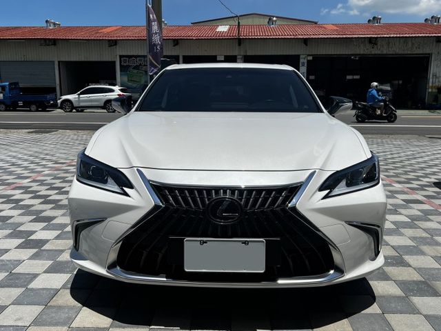 ES300H 豪華版 ACC跟車/車偏/盲點/冷熱通風椅/Carplay/氣氛燈 原版件 定期原廠保養 新車保固中  第2張相片