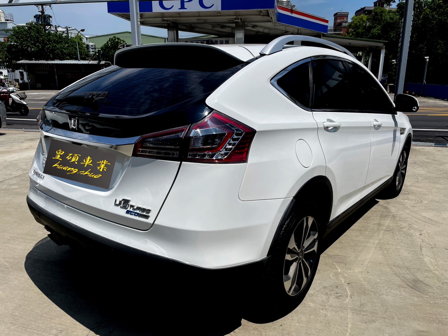 【皇碩超邁實車實價】2015 年 Luxgen U6 Turbo ECO Hyper 1.8 天窗 全原廠保養  第2張相片