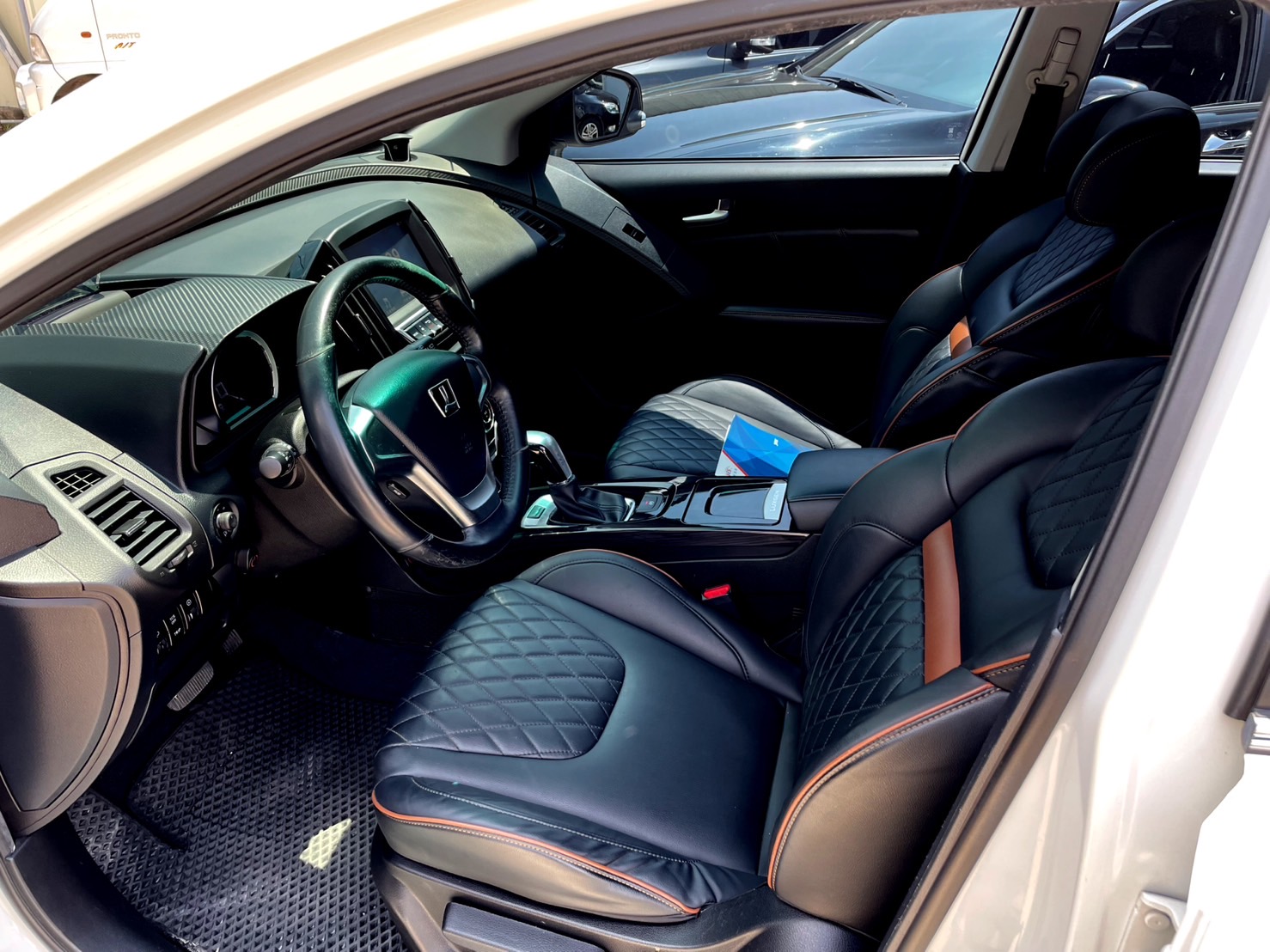 【皇碩超邁實車實價】2015 年 Luxgen U6 Turbo ECO Hyper 1.8 天窗 全原廠保養  第4張相片