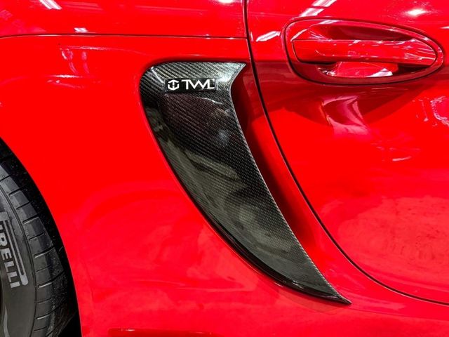 981 Cayman S 稀有3.4 全車崩品升級 GT4外觀/ X73電子懸吊/跑車計時器/BOSE音響/19吋鋁圈  全車TWL碳纖維套件 鍛造碳纖維GT4大尾翼/碳纖維引擎蓋/碳纖維開孔葉子版/碳纖維小尾翼/碳纖維後下/碳纖維風刀/ 碳纖維進氣側蓋/碳纖維側裙/碳纖維後下巴 /正蠍子排氣中尾段/新款GT方向盤  第10張相片