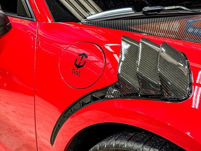 981 Cayman S 稀有3.4 全車崩品升級 GT4外觀/ X73電子懸吊/跑車計時器/BOSE音響/19吋鋁圈  全車TWL碳纖維套件 鍛造碳纖維GT4大尾翼/碳纖維引擎蓋/碳纖維開孔葉子版/碳纖維小尾翼/碳纖維後下/碳纖維風刀/ 碳纖維進氣側蓋/碳纖維側裙/碳纖維後下巴 /正蠍子排氣中尾段/新款GT方向盤  第11張相片