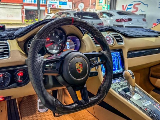 981 Cayman S 稀有3.4 全車崩品升級 GT4外觀/ X73電子懸吊/跑車計時器/BOSE音響/19吋鋁圈  全車TWL碳纖維套件 鍛造碳纖維GT4大尾翼/碳纖維引擎蓋/碳纖維開孔葉子版/碳纖維小尾翼/碳纖維後下/碳纖維風刀/ 碳纖維進氣側蓋/碳纖維側裙/碳纖維後下巴 /正蠍子排氣中尾段/新款GT方向盤  第13張相片