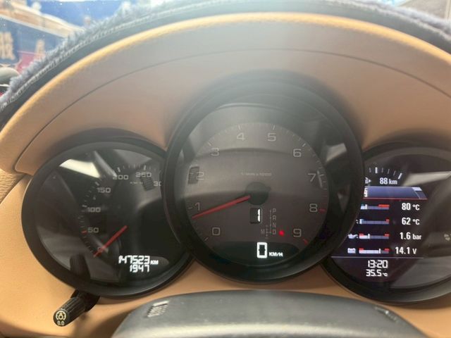 981 Cayman S 稀有3.4 全車崩品升級 GT4外觀/ X73電子懸吊/跑車計時器/BOSE音響/19吋鋁圈  全車TWL碳纖維套件 鍛造碳纖維GT4大尾翼/碳纖維引擎蓋/碳纖維開孔葉子版/碳纖維小尾翼/碳纖維後下/碳纖維風刀/ 碳纖維進氣側蓋/碳纖維側裙/碳纖維後下巴 /正蠍子排氣中尾段/新款GT方向盤  第17張相片