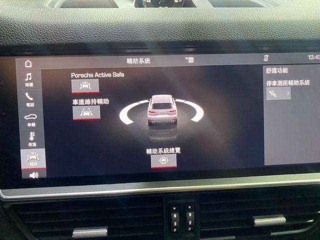 前雙座8向電動記憶座椅/跑車計時套件/360環景/車道維持/都會安全輔助 /電動尾門/22吋RS Spyder鋁圈/4條全新胎皮(買到賺到)/內飾板貼膜鍛造碳纖維  第15張相片