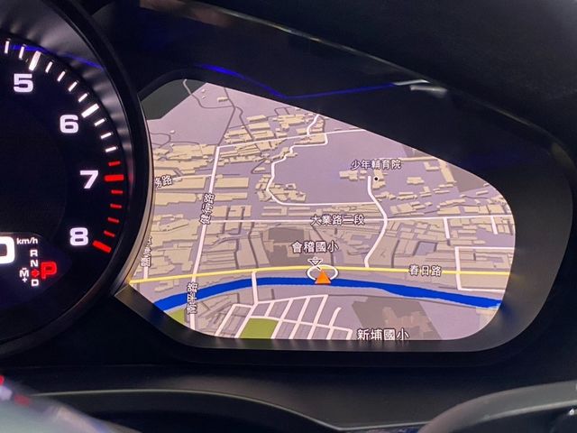 前雙座8向電動記憶座椅/跑車計時套件/360環景/車道維持/都會安全輔助 /電動尾門/22吋RS Spyder鋁圈/4條全新胎皮(買到賺到)/內飾板貼膜鍛造碳纖維  第16張相片