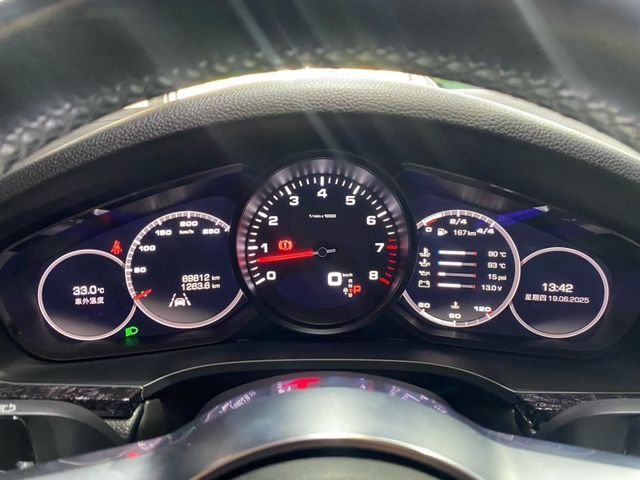 前雙座8向電動記憶座椅/跑車計時套件/360環景/車道維持/都會安全輔助 /電動尾門/22吋RS Spyder鋁圈/4條全新胎皮(買到賺到)/內飾板貼膜鍛造碳纖維  第17張相片