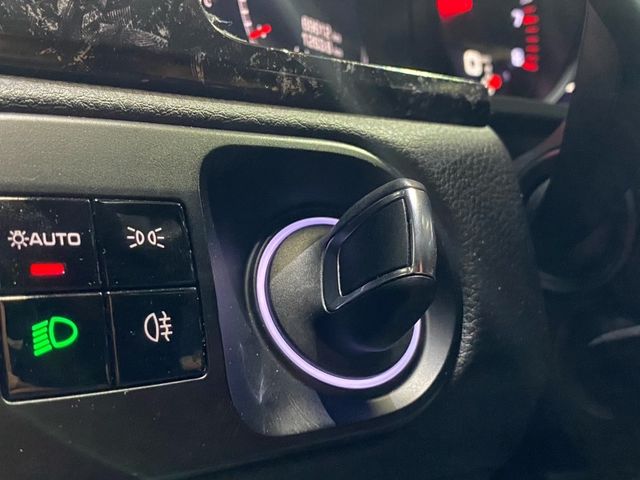 前雙座8向電動記憶座椅/跑車計時套件/360環景/車道維持/都會安全輔助 /電動尾門/22吋RS Spyder鋁圈/4條全新胎皮(買到賺到)/內飾板貼膜鍛造碳纖維  第18張相片