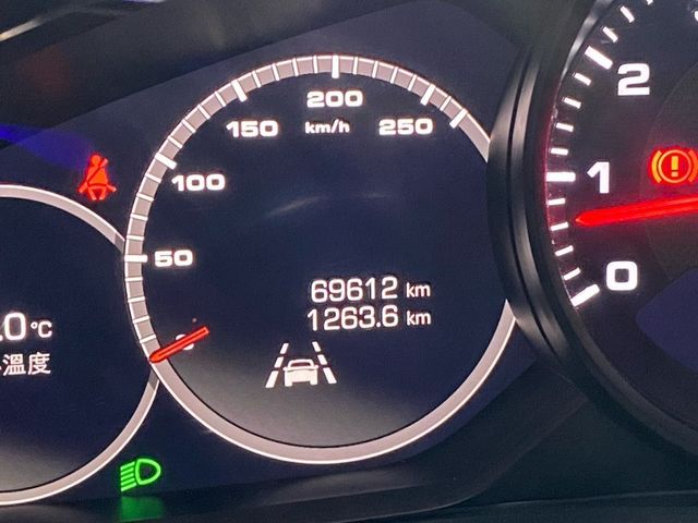 前雙座8向電動記憶座椅/跑車計時套件/360環景/車道維持/都會安全輔助 /電動尾門/22吋RS Spyder鋁圈/4條全新胎皮(買到賺到)/內飾板貼膜鍛造碳纖維  第19張相片
