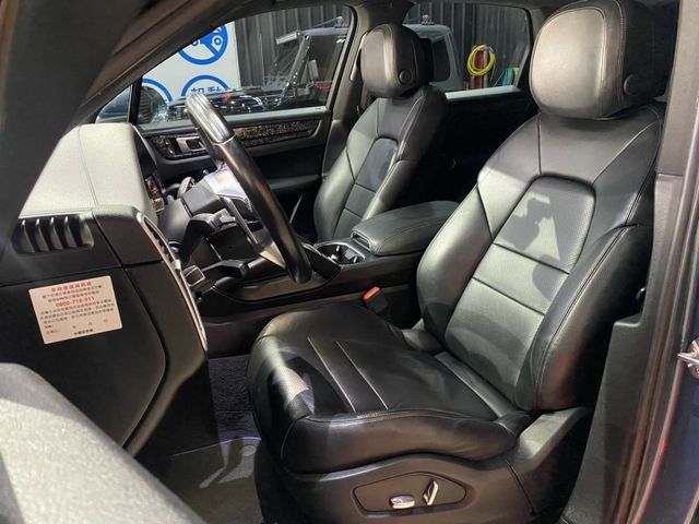 前雙座8向電動記憶座椅/跑車計時套件/360環景/車道維持/都會安全輔助 /電動尾門/22吋RS Spyder鋁圈/4條全新胎皮(買到賺到)/內飾板貼膜鍛造碳纖維  第20張相片