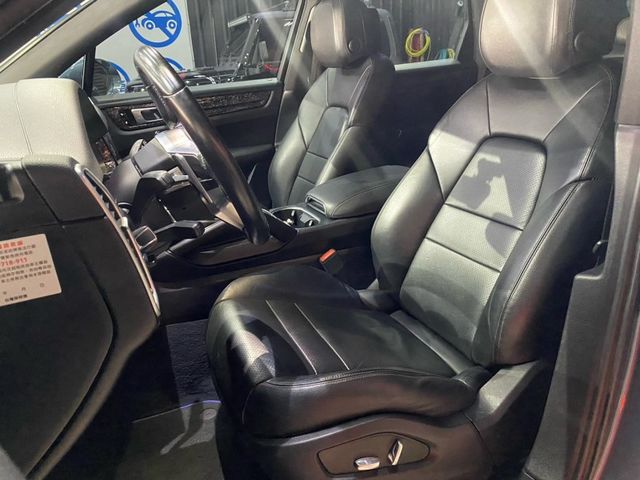 前雙座8向電動記憶座椅/跑車計時套件/360環景/車道維持/都會安全輔助 /電動尾門/22吋RS Spyder鋁圈/4條全新胎皮(買到賺到)/內飾板貼膜鍛造碳纖維  第21張相片