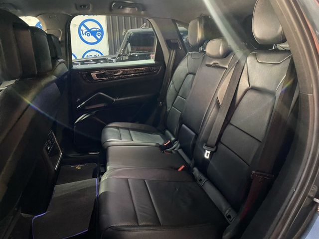 前雙座8向電動記憶座椅/跑車計時套件/360環景/車道維持/都會安全輔助 /電動尾門/22吋RS Spyder鋁圈/4條全新胎皮(買到賺到)/內飾板貼膜鍛造碳纖維  第23張相片