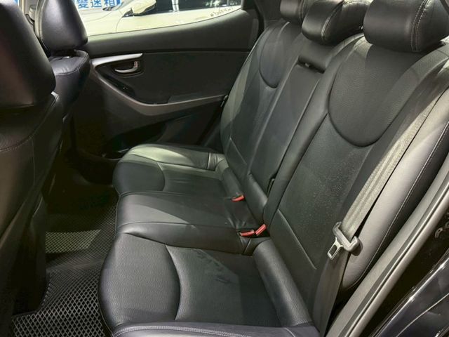 GLS旗艦型 僅跑6萬公里 駕駛座電動椅 倒車顯影 衛星導航  天窗 恆溫空調 定速巡航 一鍵啟動 方向盤快控 摸門解鎖 改裝類ET37古銅色輪框 四條胎皮來令片剛做好更新 保養剛做完 內外裝超挺  第13張相片